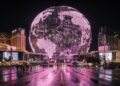 Equipada com um milhão de lâmpadas LED e um sistema de som que faz o chão tremer, a Sphere, gigante de 2 bilhões de dólares, virou a maior tela de vídeo já construída no planeta