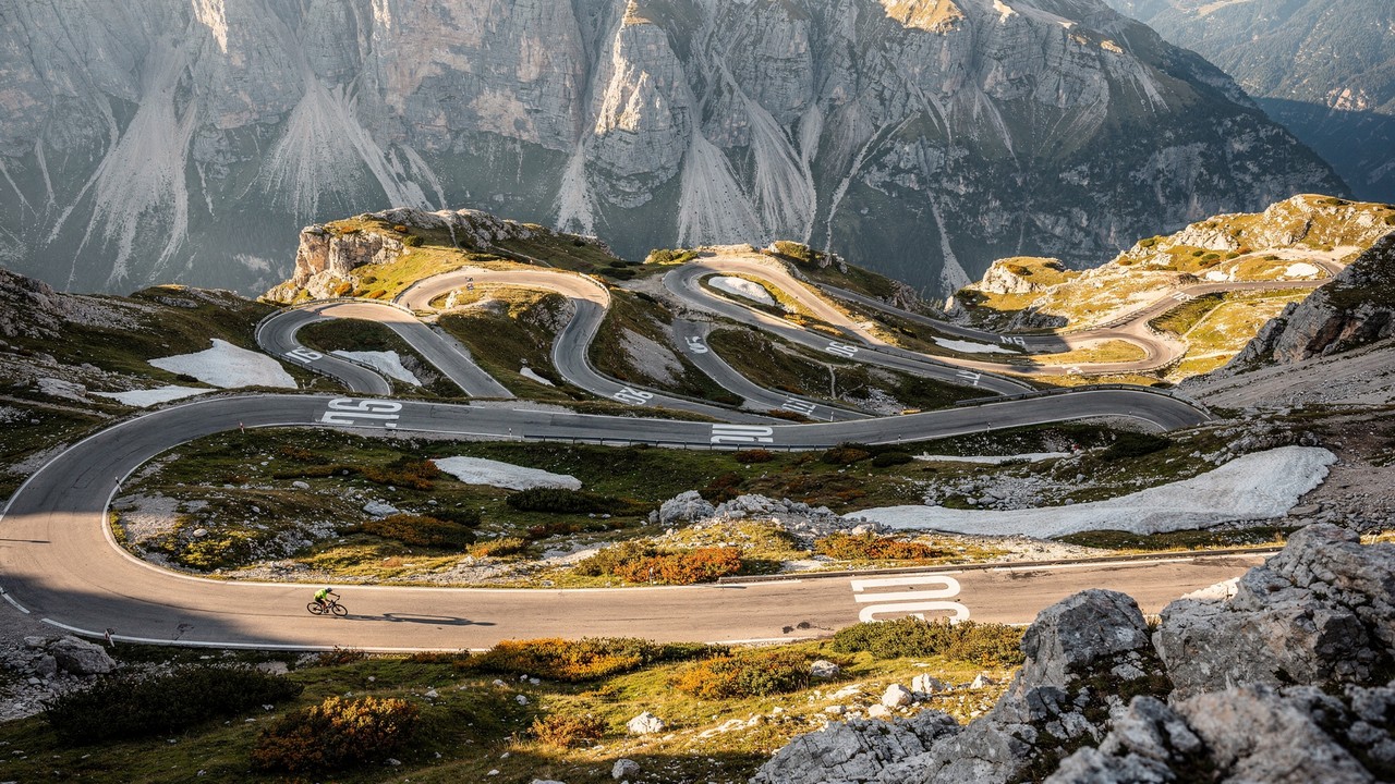 Estrada na Itália ganha fama por suas curvas a 2.239 metros de altitude, pois o trajeto de 1901 possui 33 voltas fechadas no coração das Dolomitas
