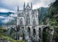 Uma catedral neogótica colossal erguida no fundo de um desfiladeiro e conectada por uma ponte de pedra de 50 metros de altura sobre um rio furioso na Colômbia