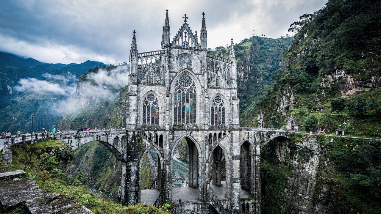 Uma catedral neogótica colossal erguida no fundo de um desfiladeiro e conectada por uma ponte de pedra de 50 metros de altura sobre um rio furioso na Colômbia