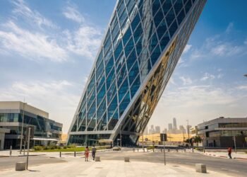 Com inclinação de 18 graus e 490 estacas de fundação, o edifício de Abu Dhabi usa um núcleo curvo para desafiar a gravidade e não tombar