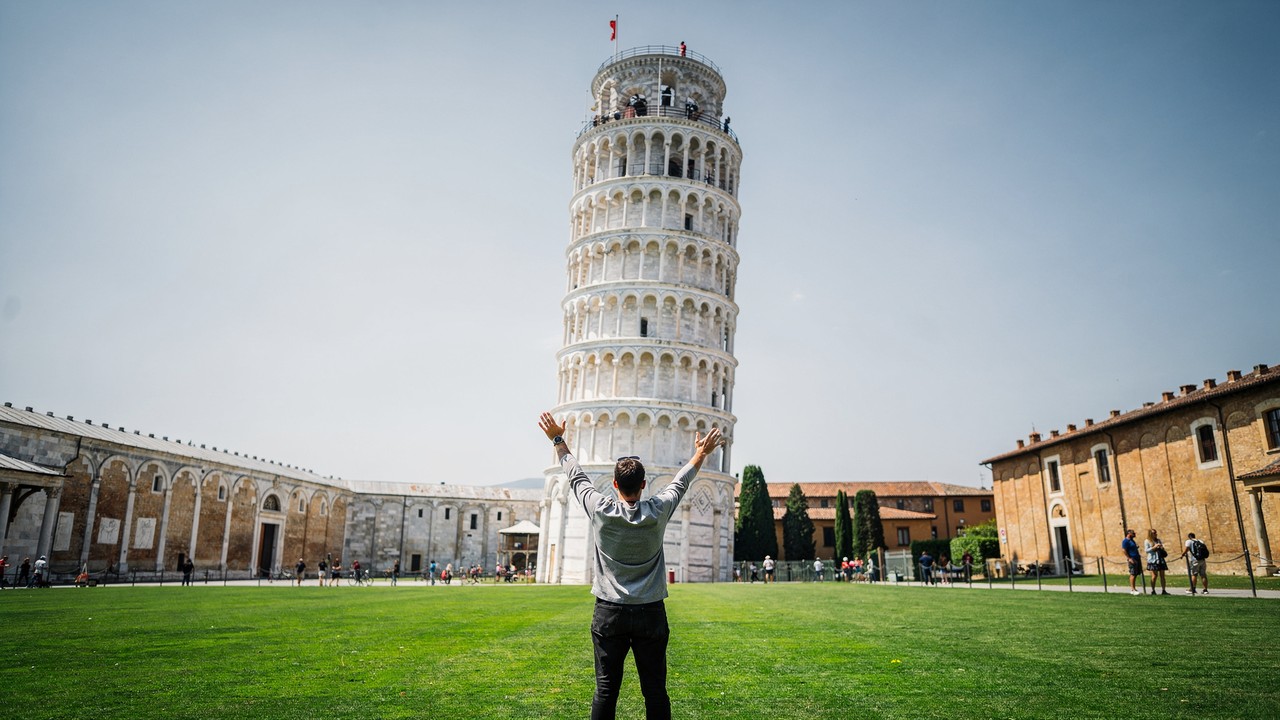 Com 57 metros de altura e concluída no século XIV, após quase 200 anos de obras, a Torre de Pisa tornou-se o maior ícone da resistência estrutural e um marco mundial da arquitetura românica devido à sua inclinação acidental