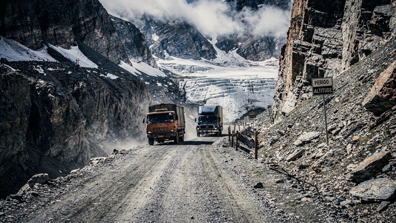 Estrada na Índia ganha fama por seus 3.528 m de altitude, pois o trajeto de 9 km sem proteção virou a via mais perigosa e vital do Himalaia