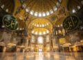 Com sua cúpula de 55 metros de altura e construída em 537, a Hagia Sophia tornou-se o maior ícone da arquitetura bizantina e da história mundial