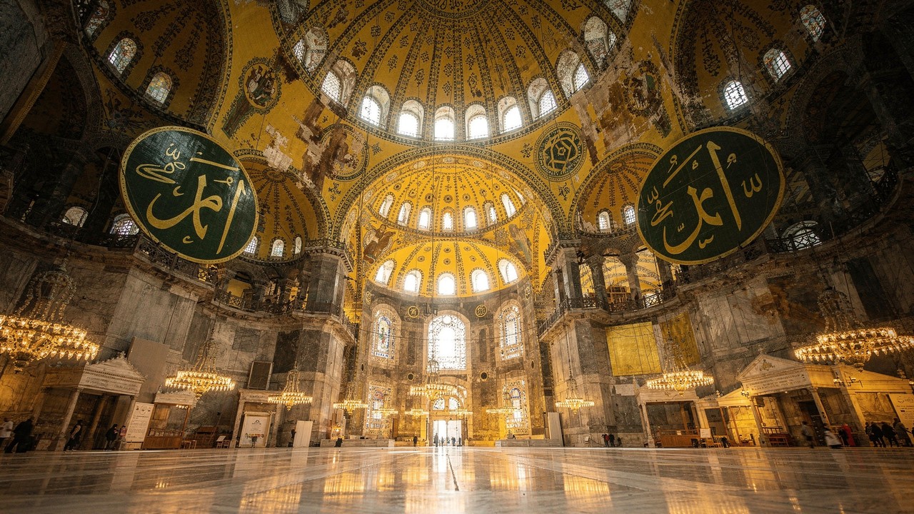 Com sua cúpula de 55 metros de altura e construída em 537, a Hagia Sophia tornou-se o maior ícone da arquitetura bizantina e da história mundial