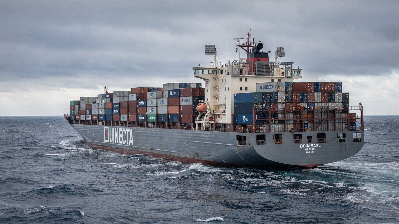 Com lançadores verticais de mísseis e radares ocultos, a China transformou um simples navio porta-contêineres em uma plataforma militar modular e de baixo custo