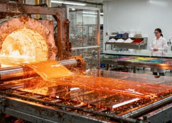 Com areia aquecida a 1.700 graus, o homem criou o vidro, o material que revolucionou a ciência e permitiu a construção do mundo moderno e digital