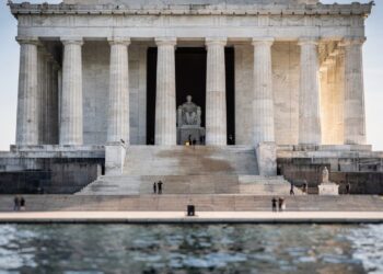 Com 36 colunas de mármore e a estátua de 5,8 metros de altura, o memorial de 1922 tornou-se o maior símbolo da liberdade e da democracia nos EUA