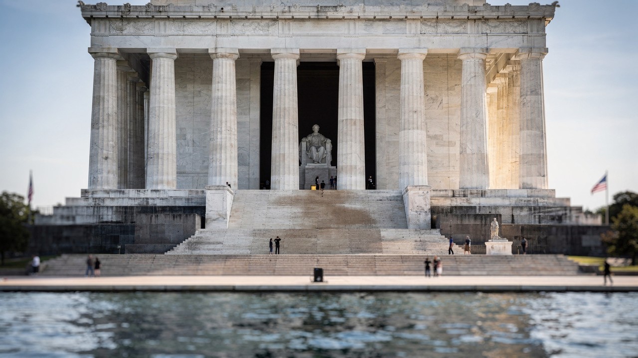 Com 36 colunas de mármore e a estátua de 5,8 metros de altura, o memorial de 1922 tornou-se o maior símbolo da liberdade e da democracia nos EUA