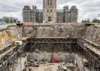 Com uma reforma de US$ 5 bilhões, o Parlamento do Canadá ganhou um buraco de 23 metros para a instalação de amortecedores gigantes contra terremotos