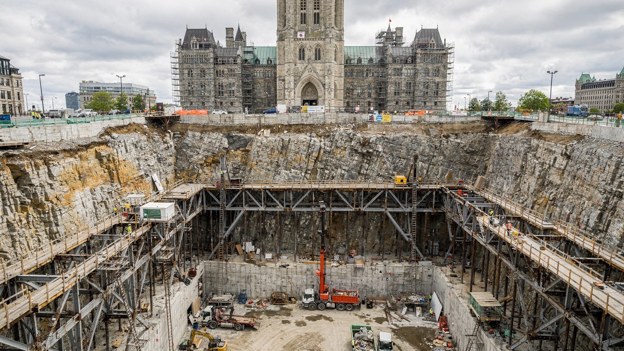 Com uma reforma de US$ 5 bilhões, o Parlamento do Canadá ganhou um buraco de 23 metros para a instalação de amortecedores gigantes contra terremotos