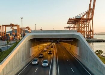 Considerado o primeiro túnel submerso da América Latina, o empreendimento recebe um aporte de R$ 6 bilhões para conectar ambas as cidades em tempo recorde, resolvendo um gargalo logístico que perdura há um século