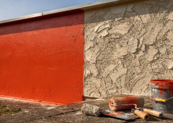 Pintura versus textura acrílica: qual revestimento protege de verdade a fachada da sua casa e custa menos por metro quadrado?