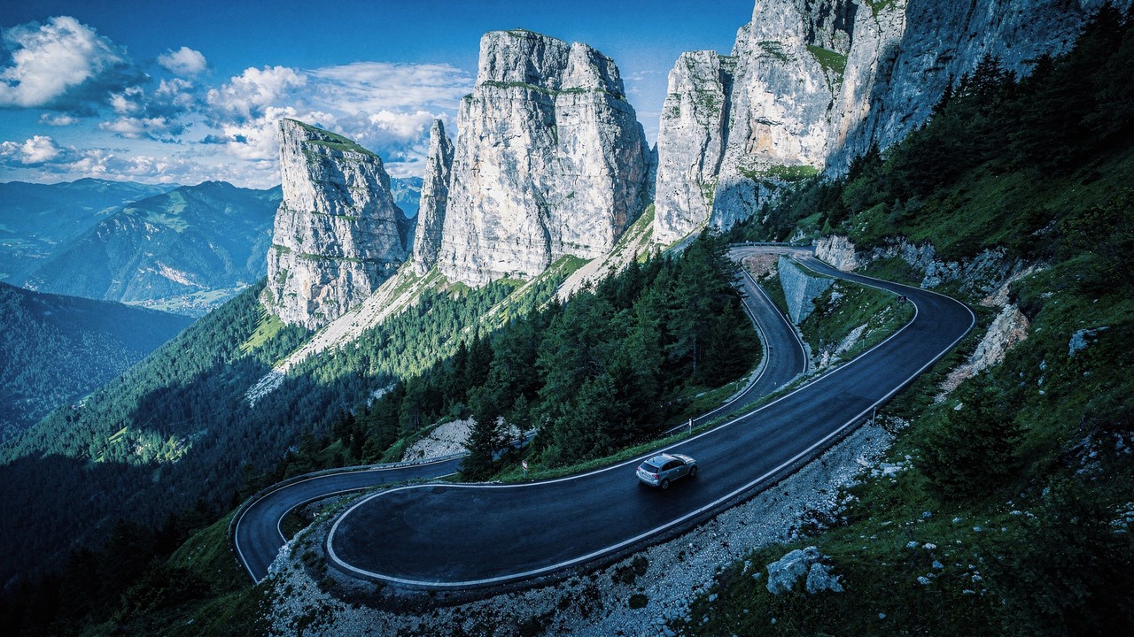 Estrada na Romênia ganha fama por suas curvas a 1.400 metros de altitude, pois o trajeto de 28 km cruza as montanhas de Rarau com vistas épicas