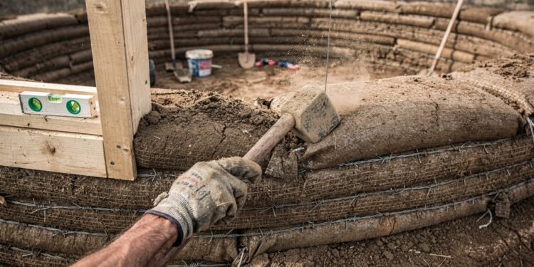 Com técnica manual e materiais básicos como terra, arame e madeira, família ergue casa resistente que dispensa blocos industriais e concreto armado