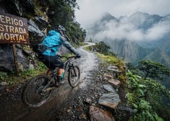 Estrada na Bolívia ganha fama por seus abismos, pois o trajeto de 64 km que desce 3.600 metros de altitude virou a via mais perigosa de todo o mundo