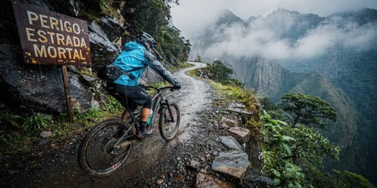 Estrada na Bolívia ganha fama por seus abismos, pois o trajeto de 64 km que desce 3.600 metros de altitude virou a via mais perigosa de todo o mundo