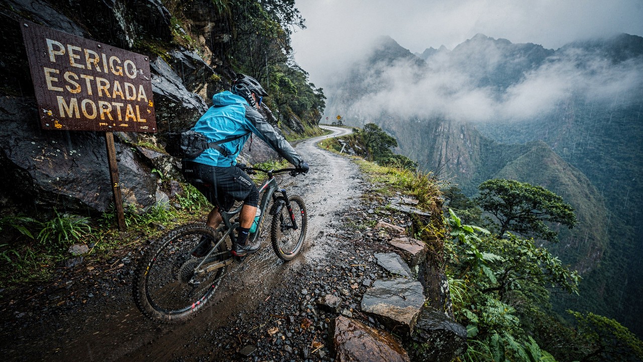 Estrada na Bolívia ganha fama por seus abismos, pois o trajeto de 64 km que desce 3.600 metros de altitude virou a via mais perigosa de todo o mundo