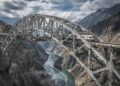 Com 30.000 toneladas de aço, a ponte ferroviária mais alta do mundo no Himalaia suporta ventos de 265 km/h e usa trilhos móveis para a dilatação