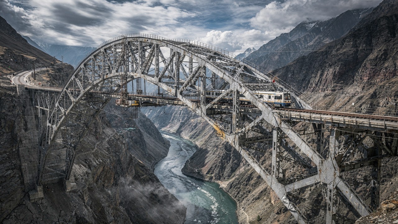 Com 30.000 toneladas de aço, a ponte ferroviária mais alta do mundo no Himalaia suporta ventos de 265 km/h e usa trilhos móveis para a dilatação