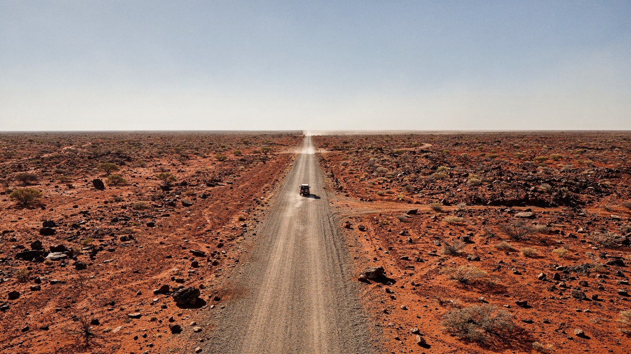 Estrada na Austrália ganha fama por seu isolamento, pois seus 517 km de cascalho cruzam o deserto e exigem veículos 4x4 em um trajeto selvagem