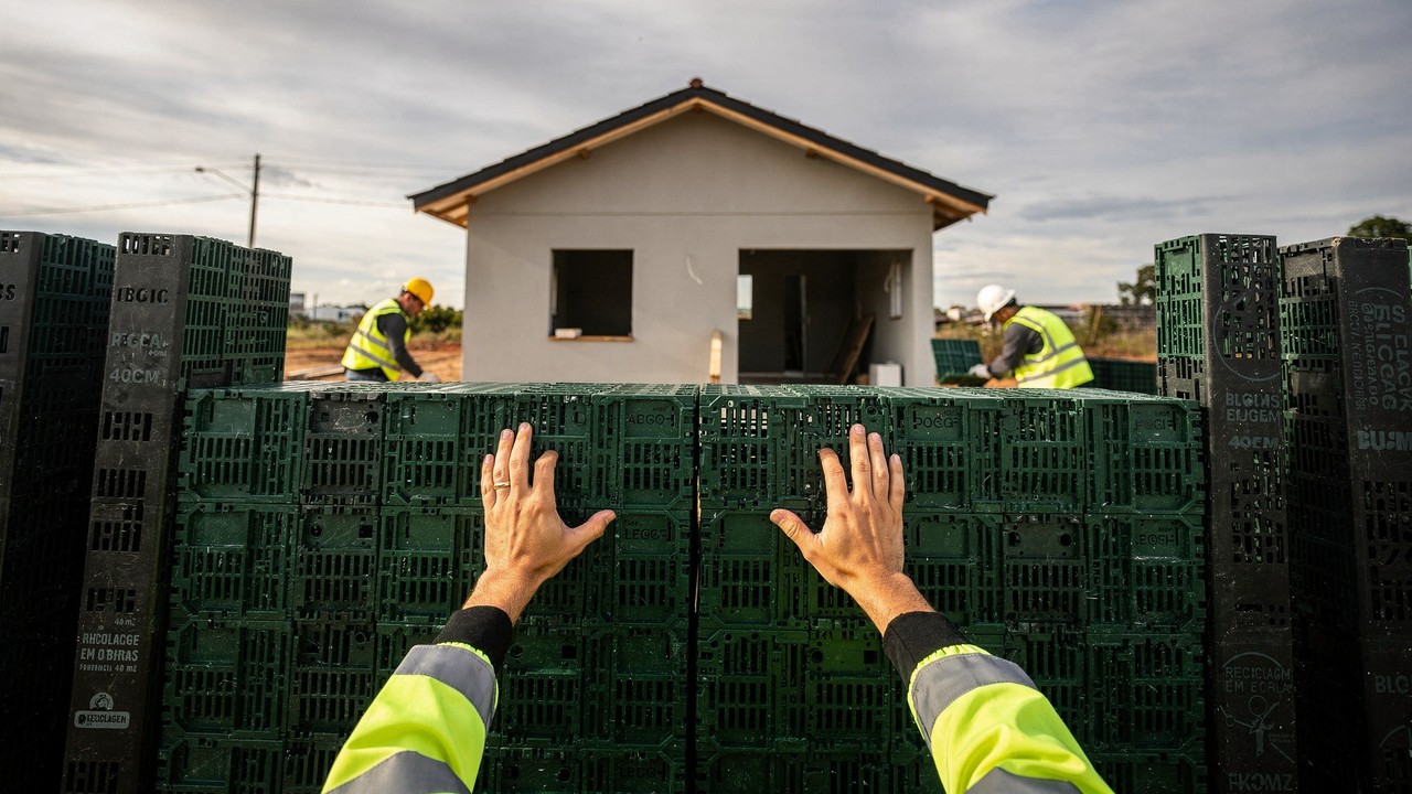 Casa montada em 5 dias na Colômbia usa tijolos de plástico reciclado que se encaixam como Lego