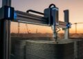 Localizado nos arredores de Austin, Texas, o projeto utiliza robótica avançada para erguer paredes de concreto em tempo recorde, prometendo solucionar a crise global de moradia com custo reduzido e alta durabilidade