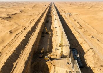 Conhecido mundialmente como The Line, o empreendimento futurista teve suas obras suspensas e seu escopo drasticamente reduzido devido a desafios financeiros e técnicos