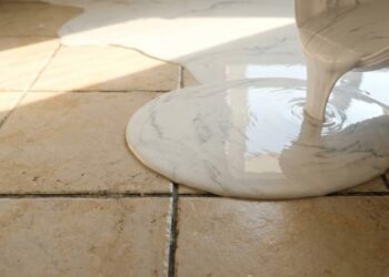 A aplicação do piso líquido (popularmente conhecido como resina epóxi) tornou isso realidade, cobrindo o revestimento antigo com uma camada lisa que elimina para sempre a dor de cabeça da limpeza de rejuntes