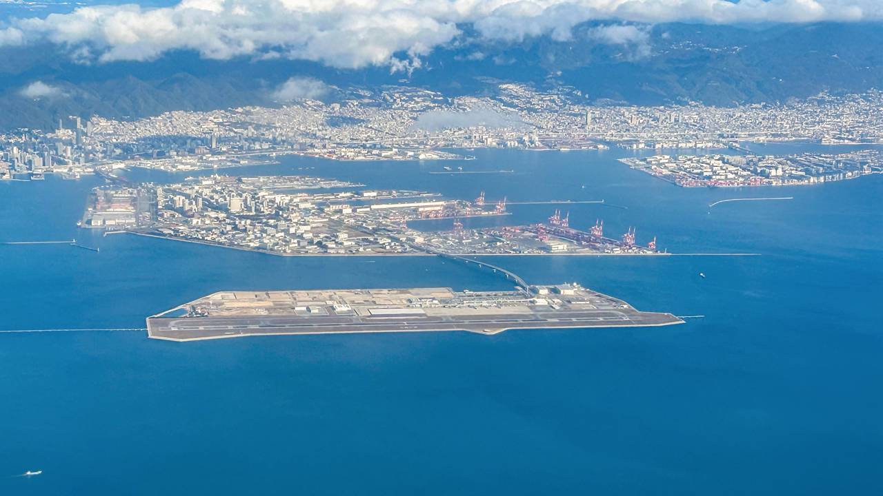 O aeroporto construído sobre uma ilha artificial no mar supera terremotos e subsidência com engenharia avançada