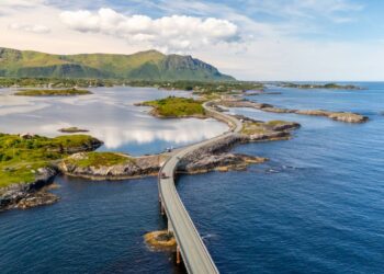 Estrada na Noruega parece flutuar sobre o mar e vira um dos trajetos mais famosos do país