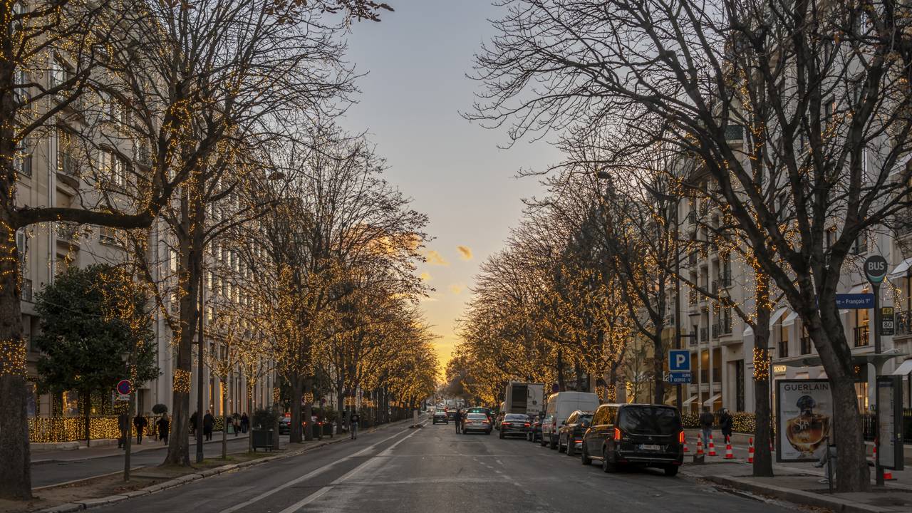 Avenida em Paris ganha fama pela alta costura, pois seus 615 metros de extensão abrigam as grifes mais exclusivas e luxuosas de todo o planeta