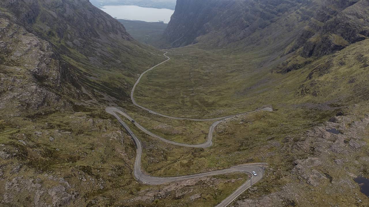 Estrada na Escócia ganha fama por sua inclinação de 20%, pois suas curvas fechadas sobem a 626 metros, sendo o trajeto mais íngreme do Reino Unido