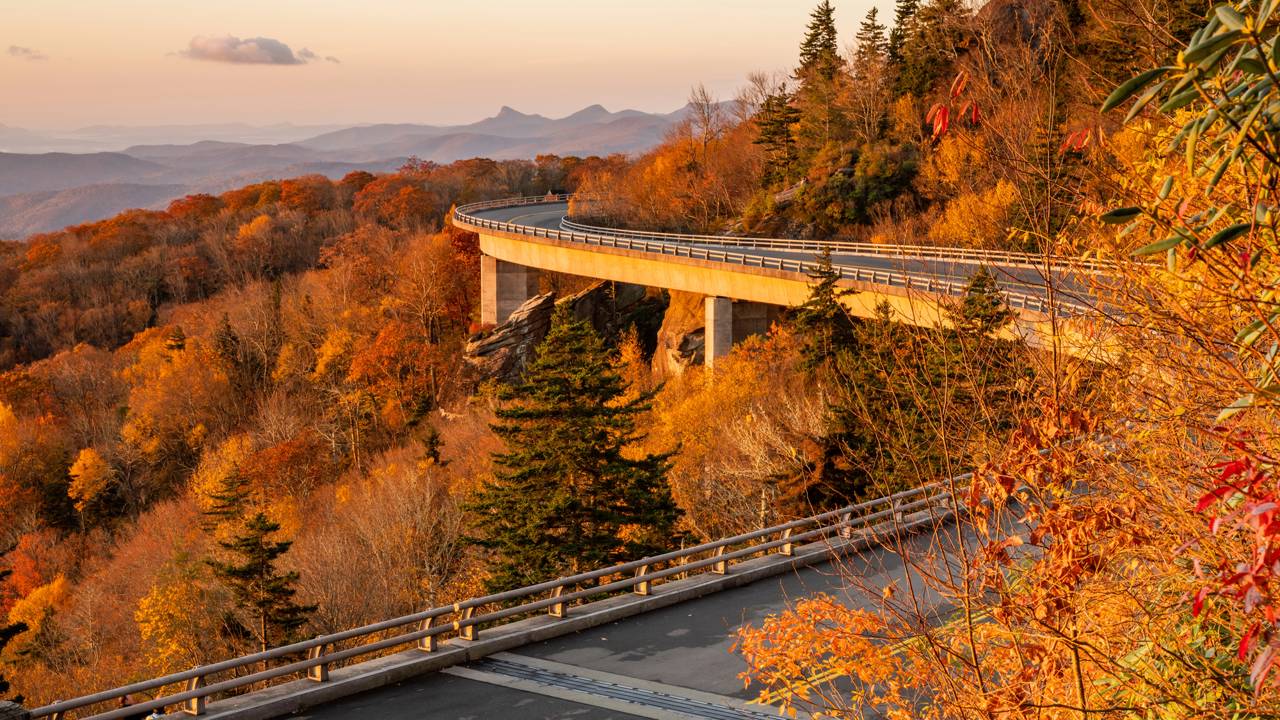 Rodovia nos Estados Unidos ganha fama por seus 755 km de extensão, pois o trajeto de 1935 cruza os Apalaches, sendo a rota cênica mais longa do país
