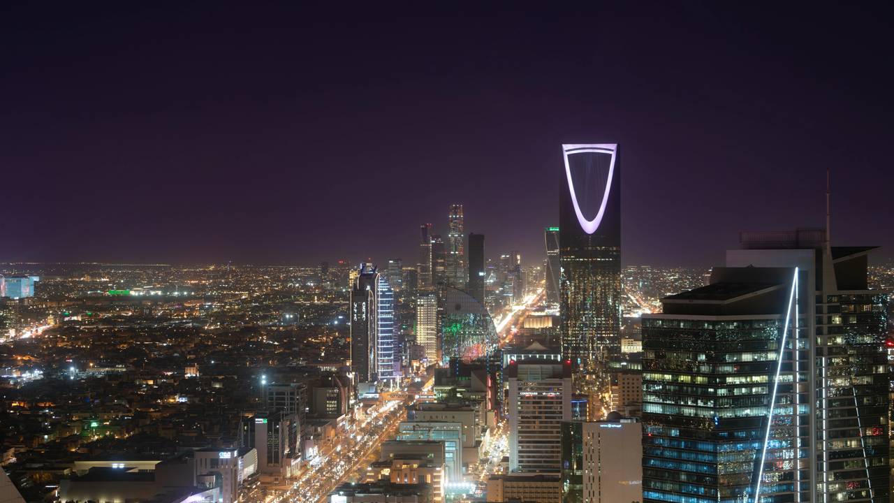 Com 302 metros de altura e uma abertura parabólica no topo, o Kingdom Centre tornou-se o arranha-céu mais icônico e luxuoso da Arábia Saudita
