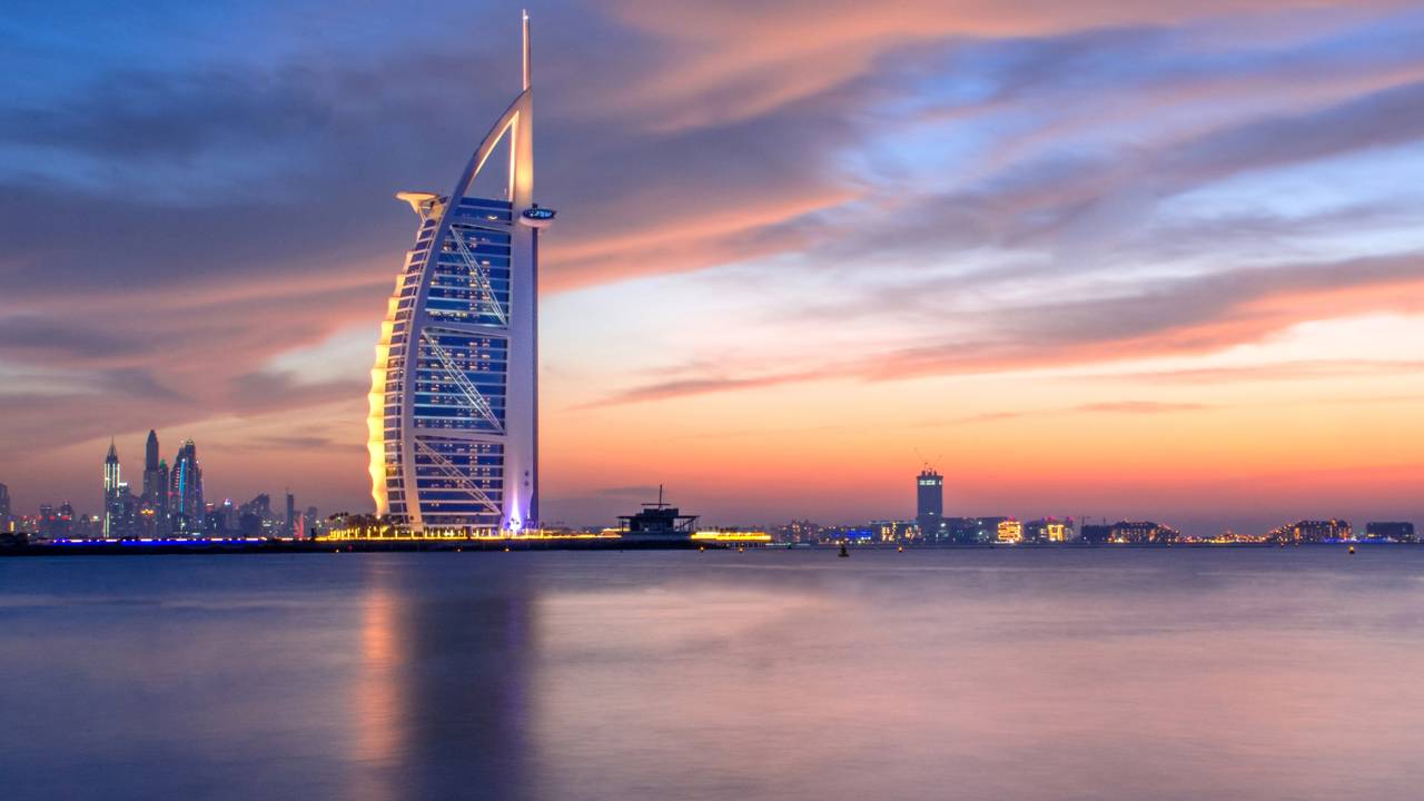 Com 321 metros de altura e formato de vela, o Burj Al Arab tornou-se o hotel mais luxuoso do mundo e um marco da arquitetura moderna sobre o mar