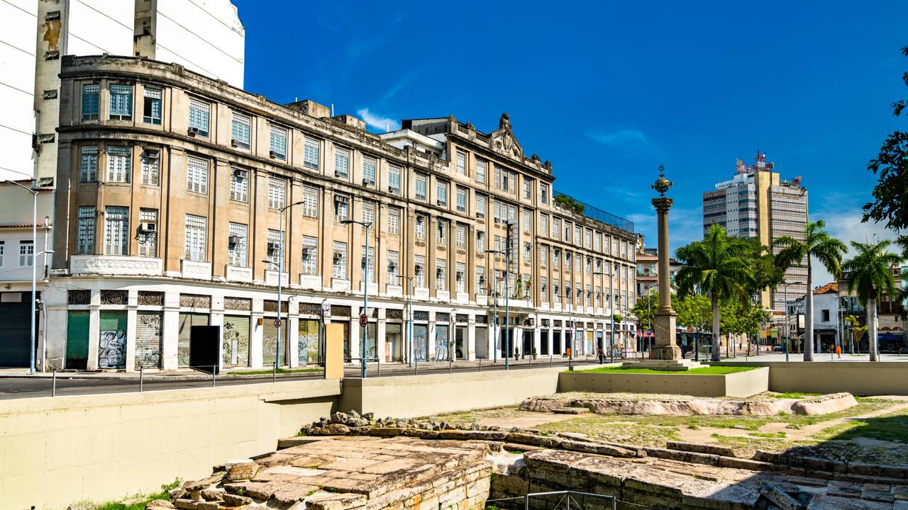 Com pavimentação de pedras de 1811 e reconhecido pela UNESCO, o Cais do Valongo tornou-se o maior símbolo da memória da diáspora africana no Rio