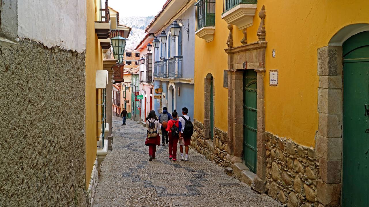 Rua na Bolívia ganha fama por seu casario preservado, pois o trajeto de 1700 em La Paz virou o maior símbolo da arquitetura colonial do país