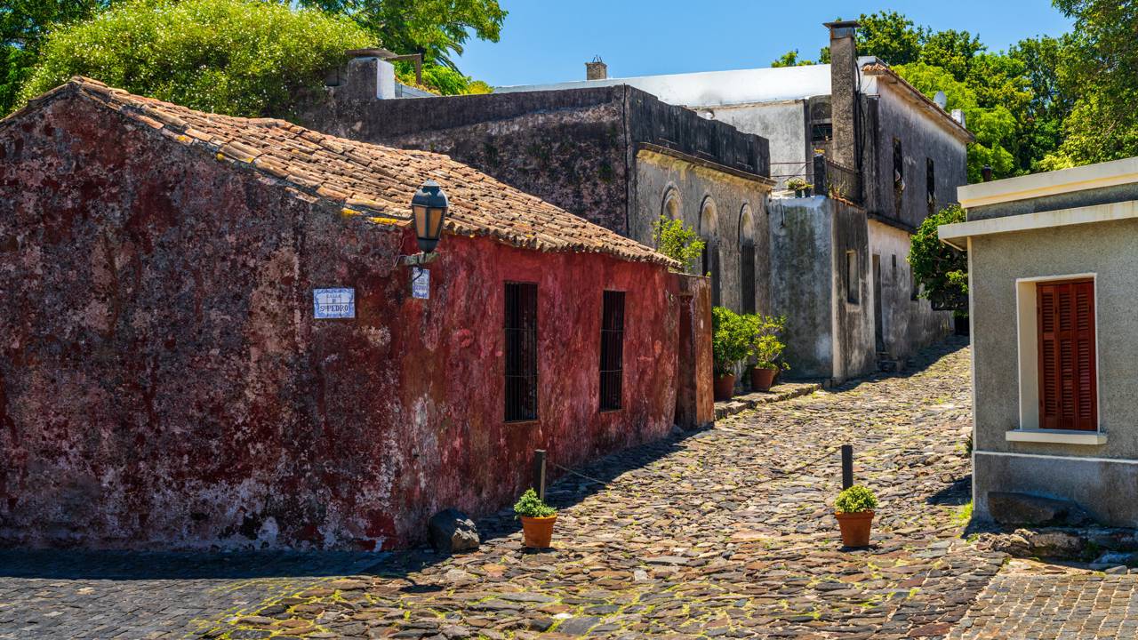 Rua no Uruguai ganha fama por suas pedras de 1680, pois as casas coloniais da Calle de los Suspiros, viraram o maior cartão-postal de Colônia