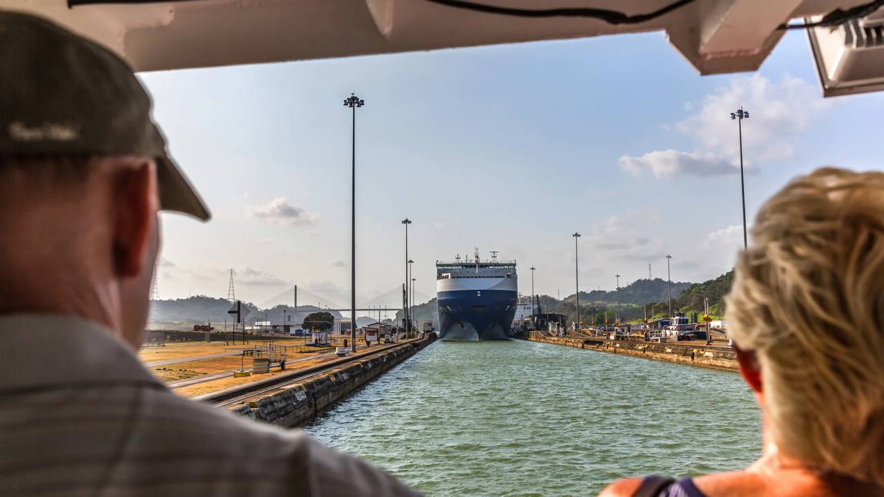 Eles elevam navios de 100 mil toneladas a 26 metros de altura para cruzar um continente em 10 horas, a engenharia que divide as Américas