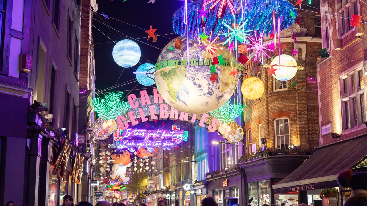 Rua de Londres ganha fama mundial pela moda, pois o trajeto do Soho nos anos 60 virou o coração da revolução cultural e do estilo jovem britânico