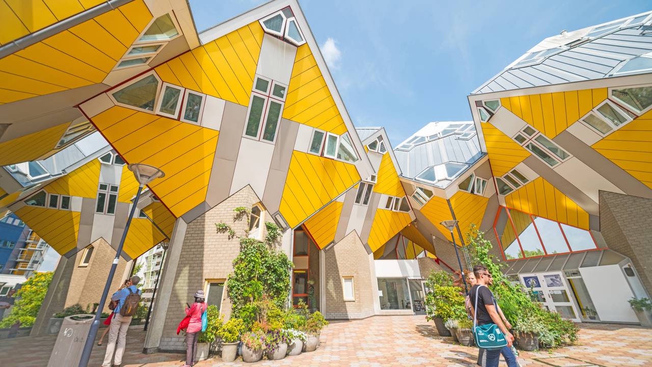 Casas inclinadas a 45 graus sobre postes de betão na Holanda deixam os visitantes tontos e obrigam os moradores a usar móveis feitos à medida num bairro que parece um delírio ótico