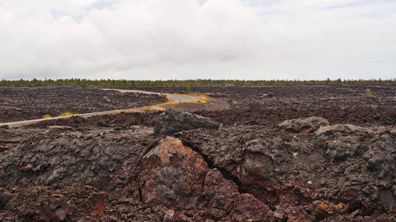Estrada no Havaí ganha fama por seus vulcões, pois seus 30 km de extensão terminam onde a lava de 1986 cobriu o asfalto criando um cenário único
