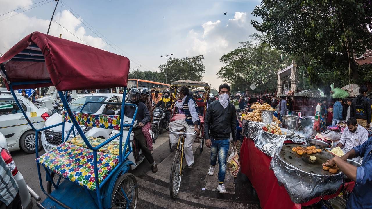 Rua em Nova Délhi ganha fama por seu mercado, pois o trajeto de 1650 virou o coração histórico e comercial mais vibrante de toda a Índia