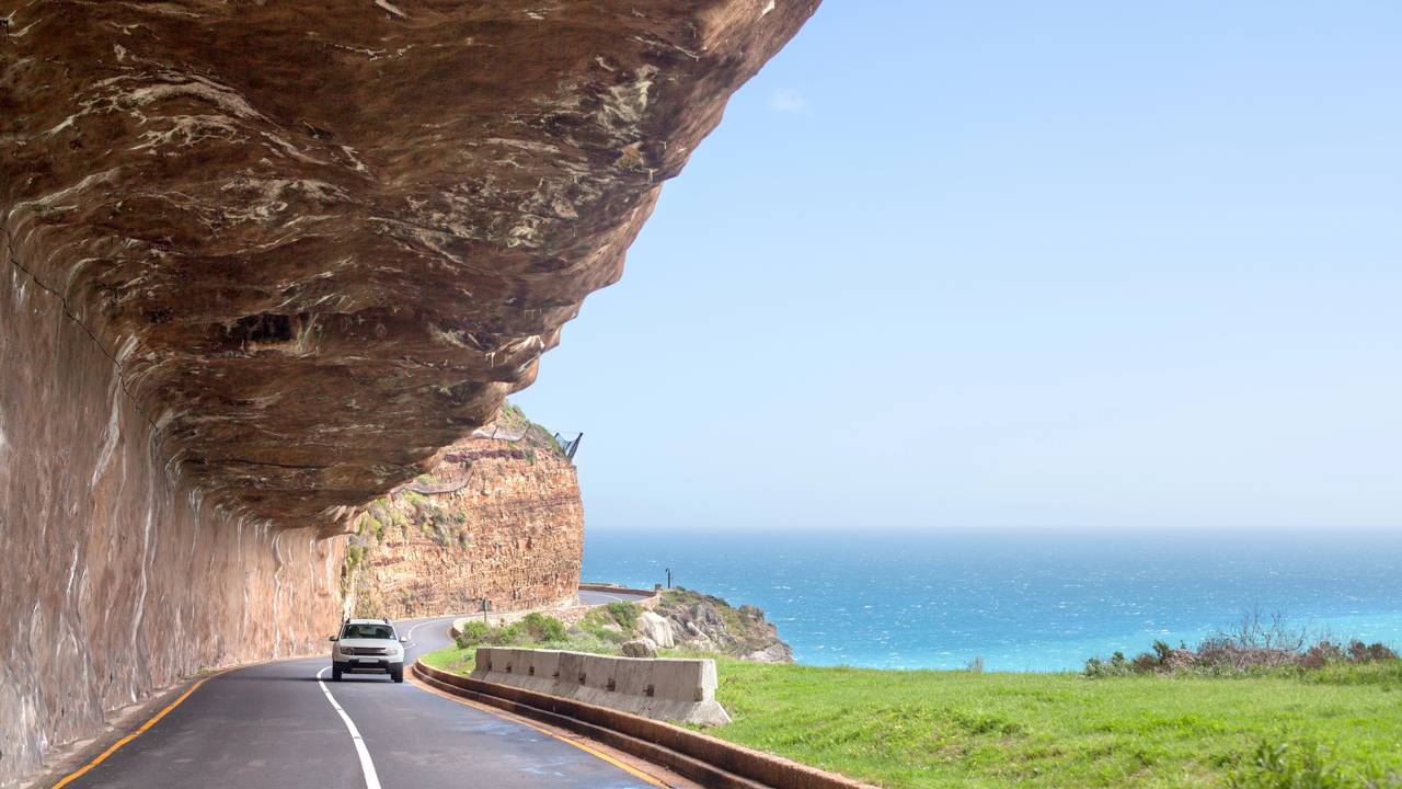 Estrada Chapman’s Peak, na África do Sul, ganha fama por seus 9 km de rocha, pois suas 114 curvas sobre o oceano formam a rota mais cênica da região