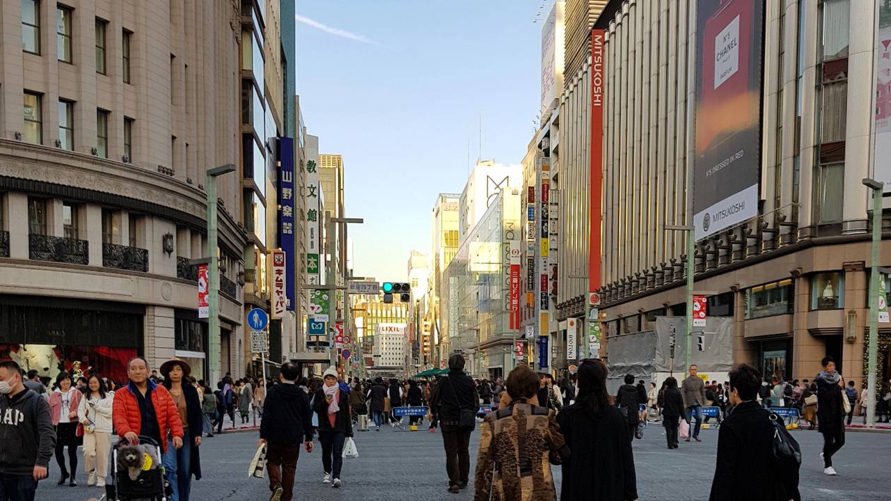 Rua em Tóquio ganha fama mundial, pois seus edifícios de 1950 repletos de neon viraram o maior centro de eletrônicos e cultura otaku do planeta