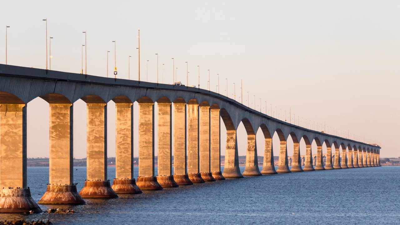Com 12,9 km de extensão sobre as águas congeladas, a ponte de 1997 tornou-se a maior do mundo sobre águas que congelam e o elo vital do leste canadense