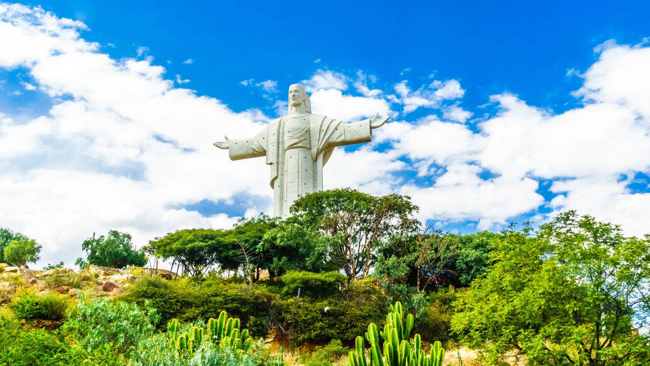 Com 40,44 metros de altura, o Cristo de la Concordia na Bolívia virou a maior estátua de Jesus na América Latina, superando o monumento do Rio