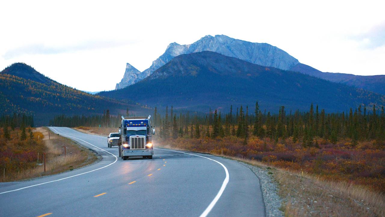 Rodovia no Alasca ganha fama por seus 666 km de gelo e lama, pois o trajeto isolado atravessa o ártico sendo a rota mais perigosa dos caminhoneiros