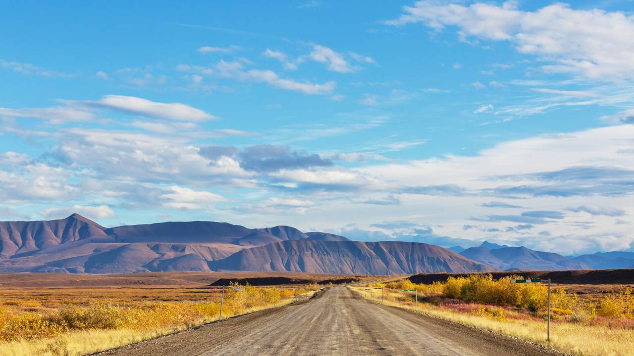 Rodovia Dempster ganha fama por cruzar o Círculo Ártico, pois seus 737 km de cascalho e gelo formam a rota mais isolada e extrema do norte do Canadá